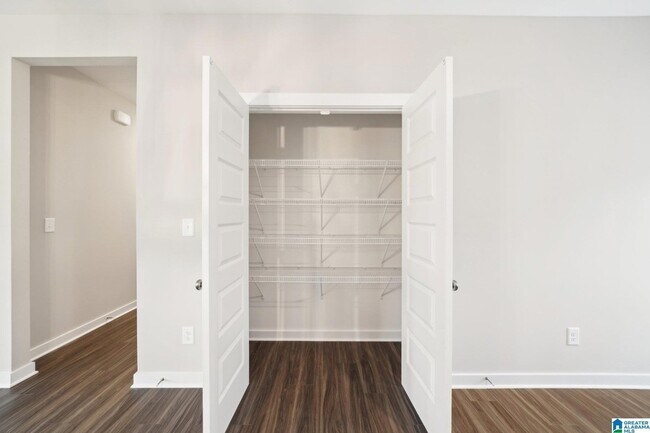 Building Photo - 460 Troubadour Ln