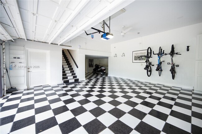 Building Photo - 7125 Los Pinos Blvd