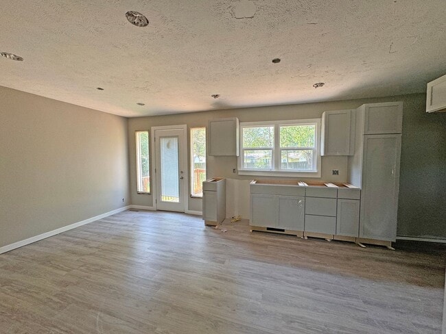 Building Photo - 3 bedroom home near Mercy!