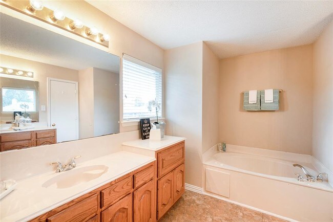 Building Photo - 5517 Vineyard Ln