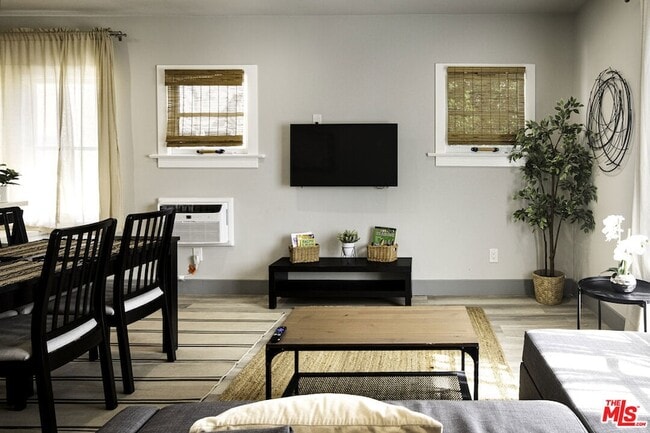 Building Photo - 1559 1/2 S Harvard Boulevard Unit