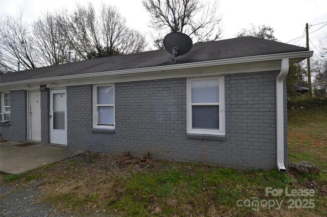 Building Photo - 1009 Plymouth St
