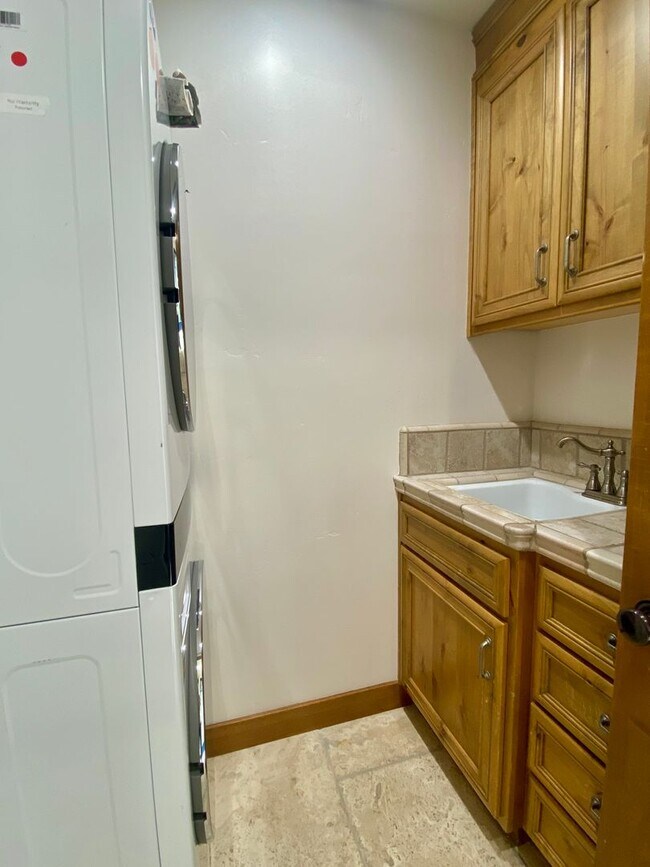 Building Photo - Lower-Level unit with 2 Bedrooms and 2 Bathrooms