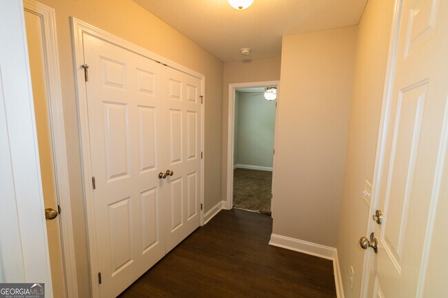 Building Photo - 210 Stillwater Dr