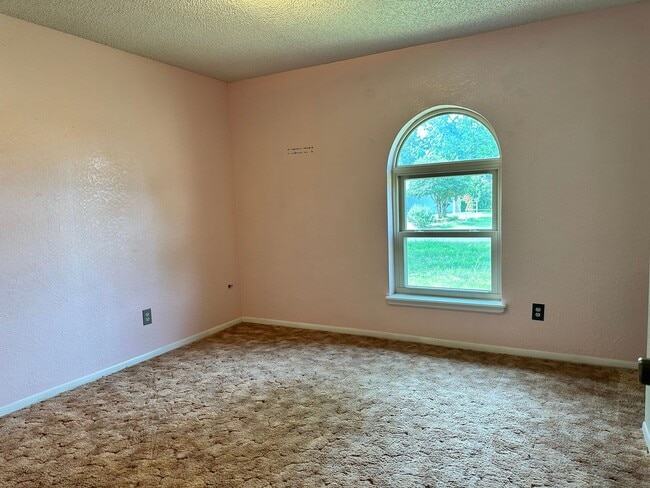 Building Photo - Spacious Family Home!