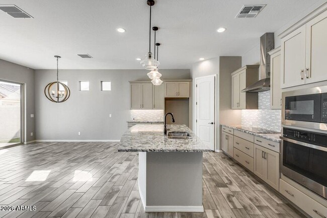 Building Photo - 2661 S Olympic Dr