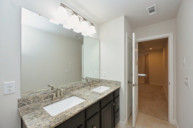 Building Photo - Rent to Own Option - Beautiful, like new 3BR/2.5BA townhouse in Goodlettsville