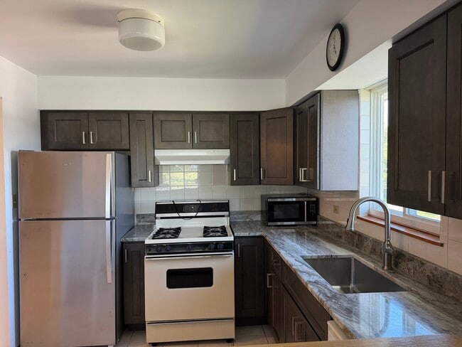 Building Photo - 1326 E 159th St