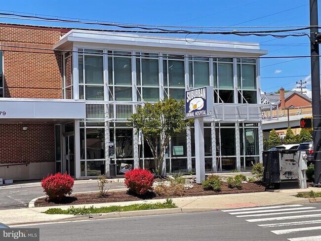 Building Photo - Sophisticated Townhome Steps from East Fal...