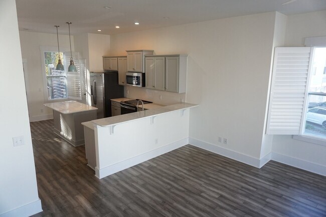 Building Photo - 3BR/3.5BA End Unit Townhome in Summerwalk!  $2,975/month - Pet friendly*