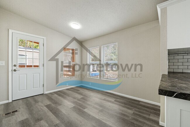 Building Photo - 3 Bedroom 2 Bathroom Home with Off-Street Parking Available in Sagle, Idaho!