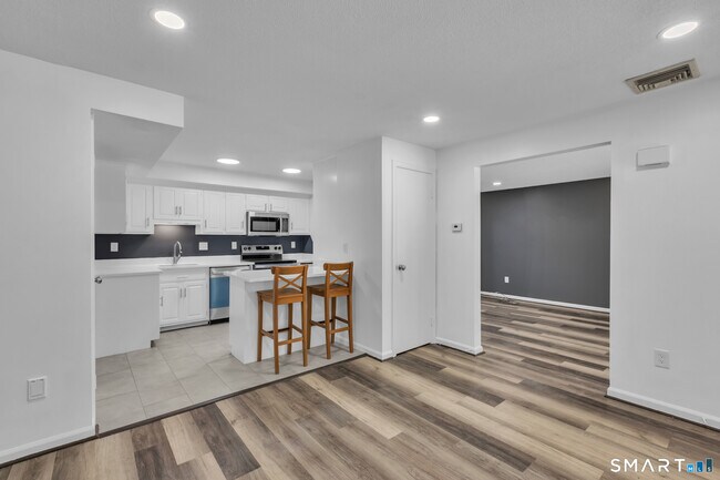 Building Photo - 15 Cardinal Dr