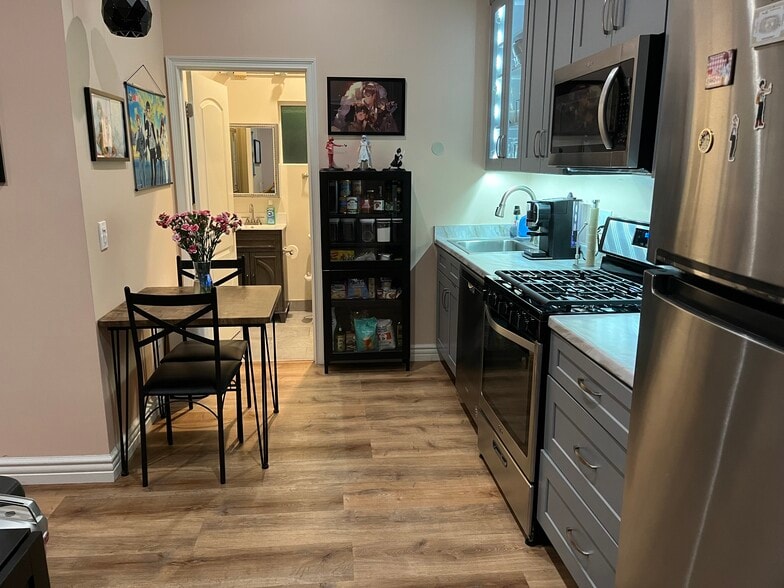 Kitchen - 10207 Louise Ave