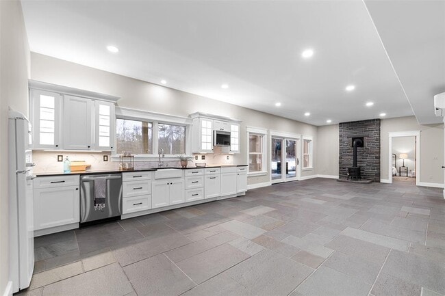 Building Photo - 4390 NY-32