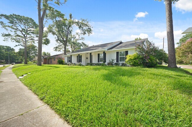 Building Photo - 5943 Greenmont Dr