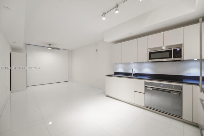 Building Photo - 1010 Brickell Ave