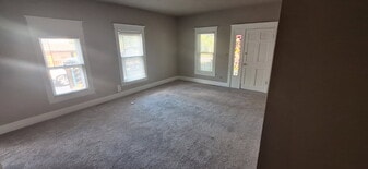 Building Photo - 216 NE Douglas St