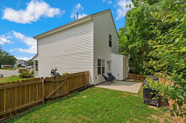 Building Photo - 2 Bd/2.5 Ba Home w/ Fenced Yard w/i Minutes of Downtown Durham!