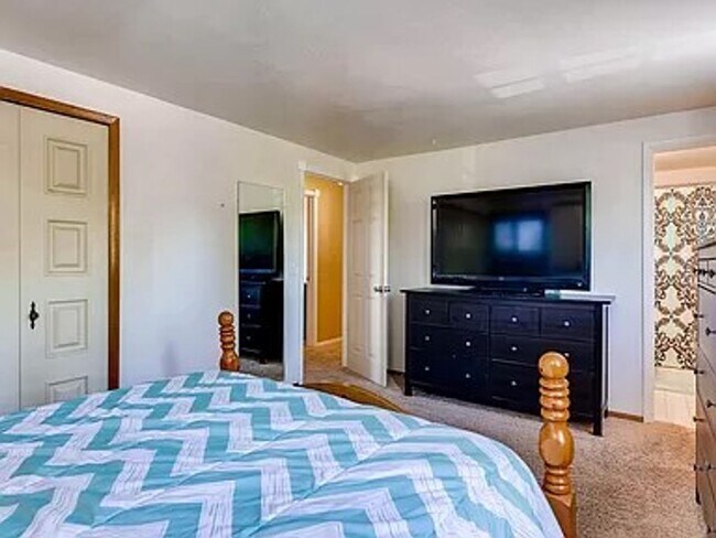 Building Photo - 2660 Villa Loma Dr
