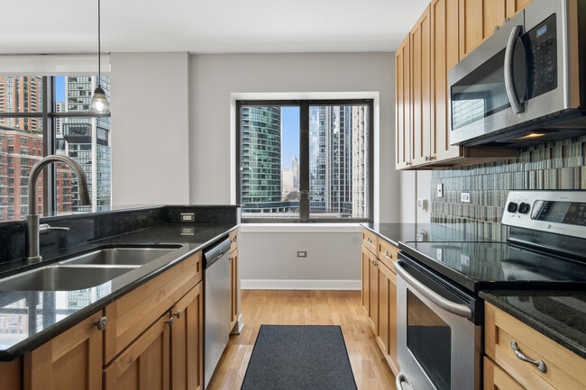 Building Photo - 1322 S Prairie Ave