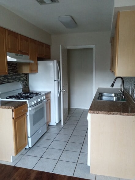 Kitchen - 413 Vista W Ct