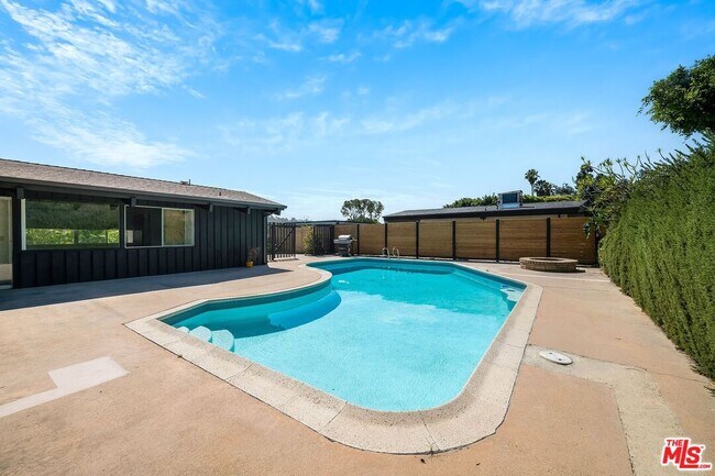 Building Photo - 5961 Wrightcrest Dr