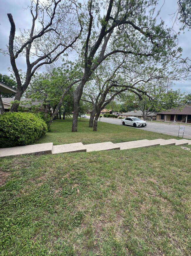 Building Photo - Renovated 2 Bed/1.5 Bath Duplex with Garage