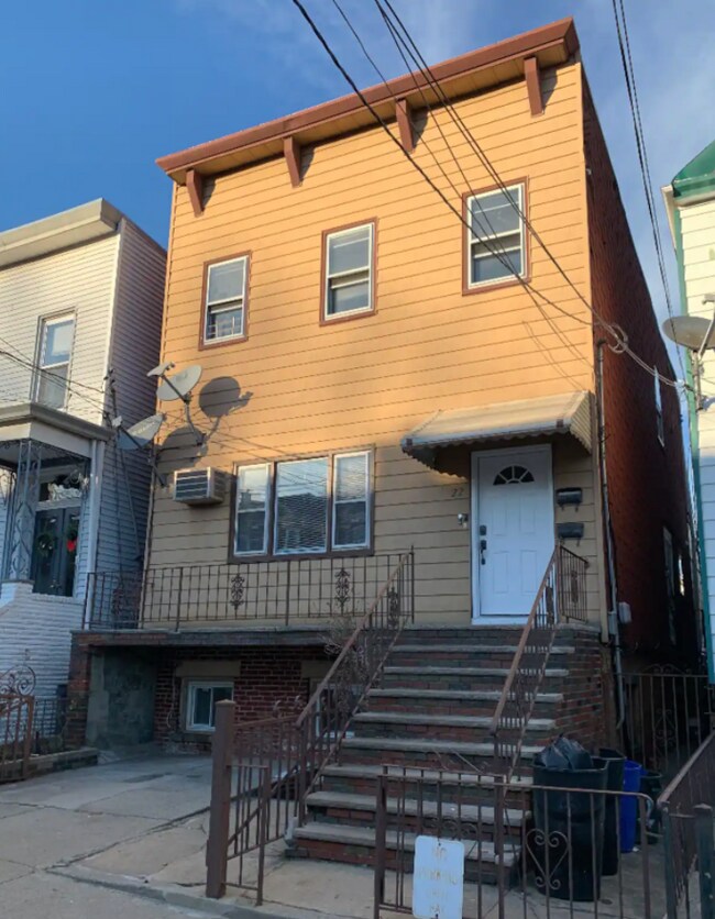 Building Photo - 22 Zabriskie St
