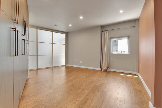 Building Photo - $3,100 - 2 Bed, 2 Bath Lofted Condo in Den...
