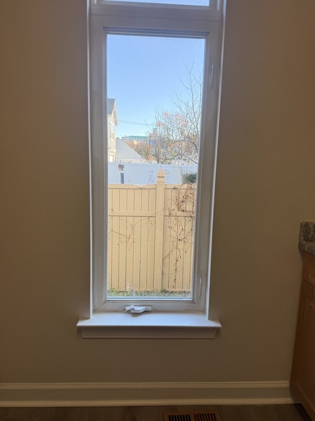 Building Photo - 407 16th St