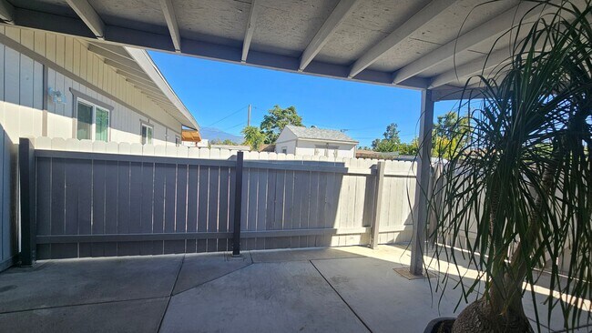 Building Photo - Gorgeous Single Story Home