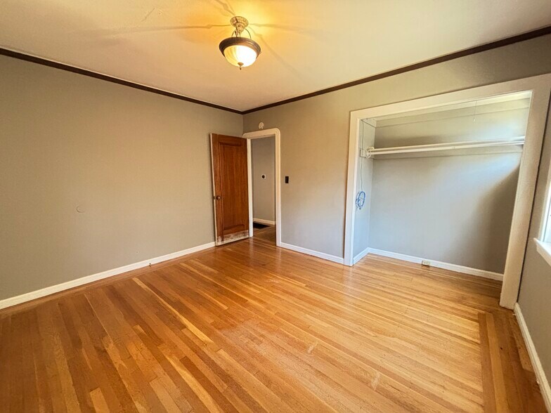 Building Photo - 5875 Picardy Dr