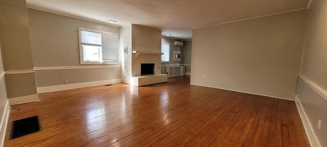 Primary Photo - 201 S Broadway St