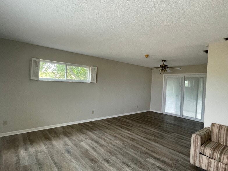 Building Photo - 213 E Pecan Rd