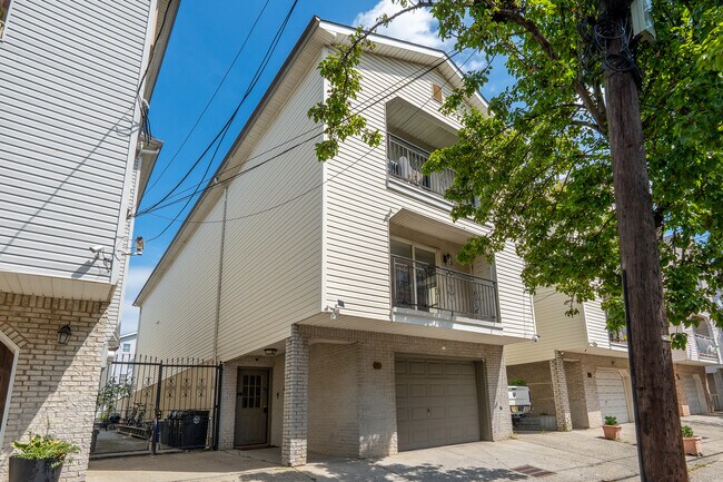 Building Photo - 118 Chestnut St
