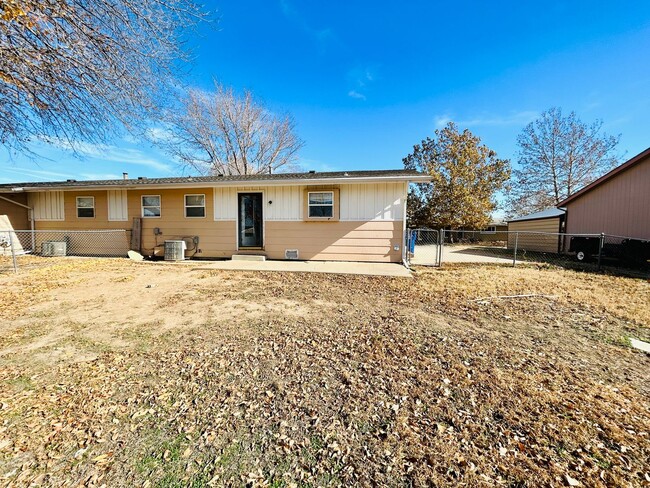 Building Photo - Spacious Home, Great Location