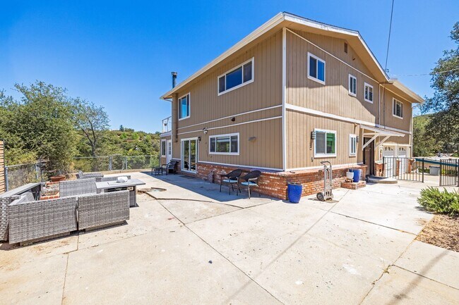 Building Photo - 3/3 HOME available NOW in DESCANSO w/ gara...