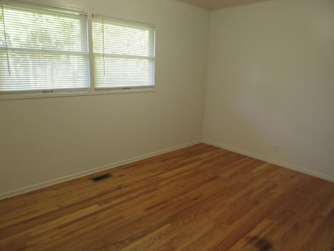 Building Photo - Three Bedroom Home in South Salem