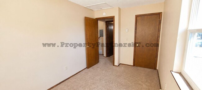 Building Photo - 504 S 20th Ave