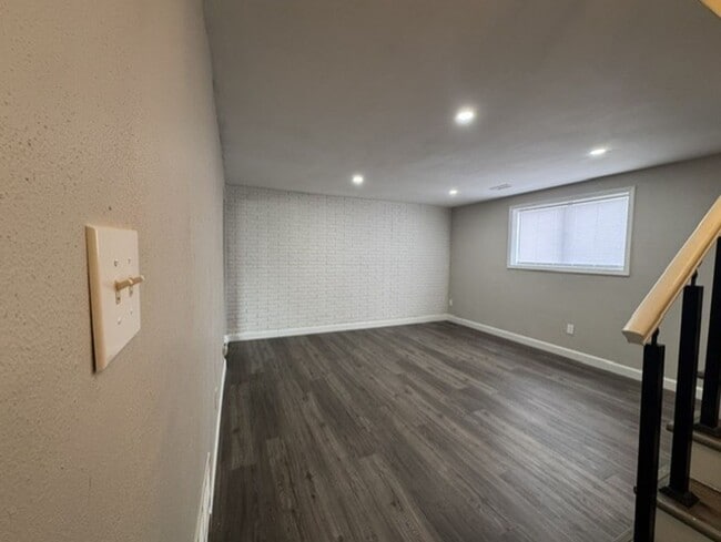 Building Photo - 421 Joseph Dr