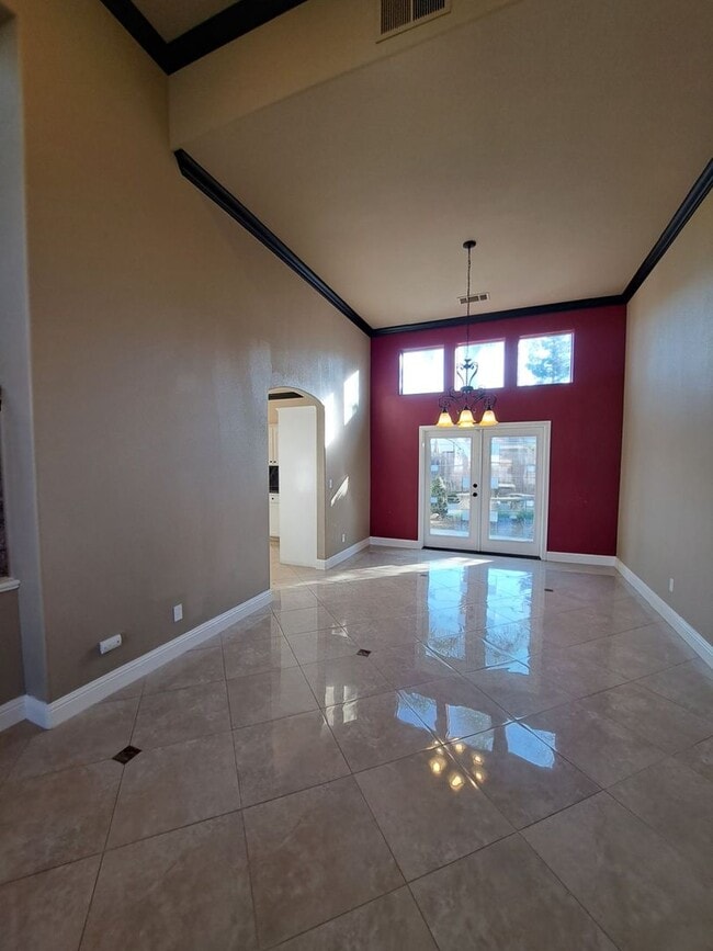 Building Photo - Spacious 5-Bedroom Fresno Home with Garage and Backyard!