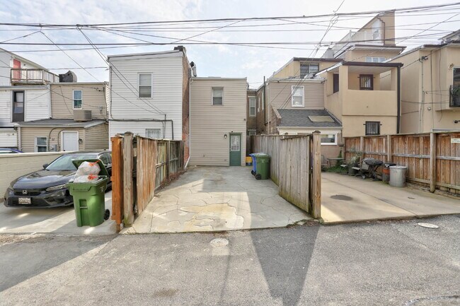 Building Photo - (2BD/1.5BA) Fabulous Patterson Park Townhome