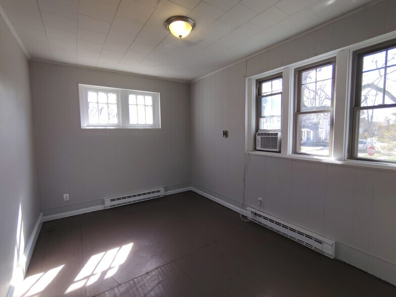 Building Photo - 302 S 12th St