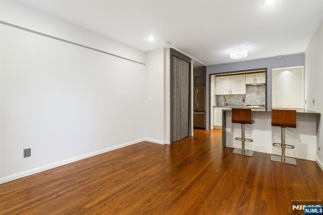 Building Photo - 3050 Edwin Ave