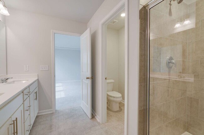 Building Photo - End-unit 3 bedroom townhome with Screened Porch!