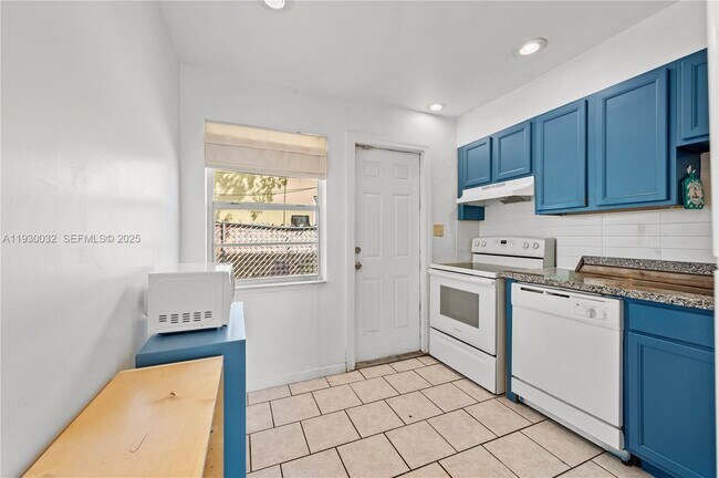 Building Photo - 1127 NE 5th Ave