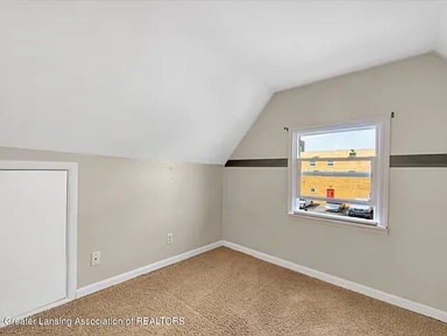 Building Photo - Move-In Ready 3 Bed, 2 Bath in Lansing (Section 8 Approved)