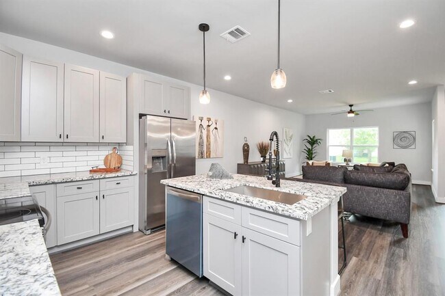Building Photo - 3814 Lakewood Dr