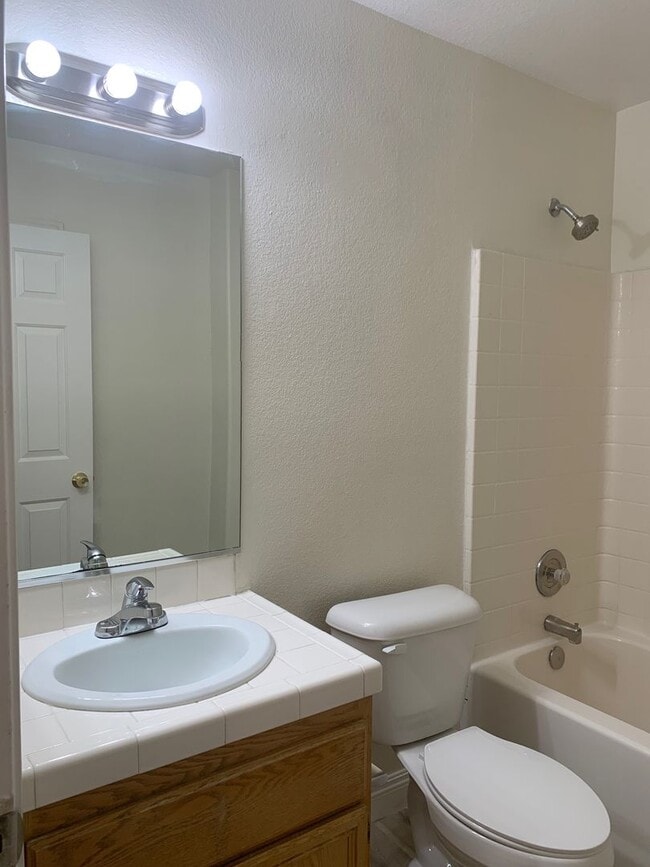 Building Photo - Single Story 3 Bedroom Home for Rent
