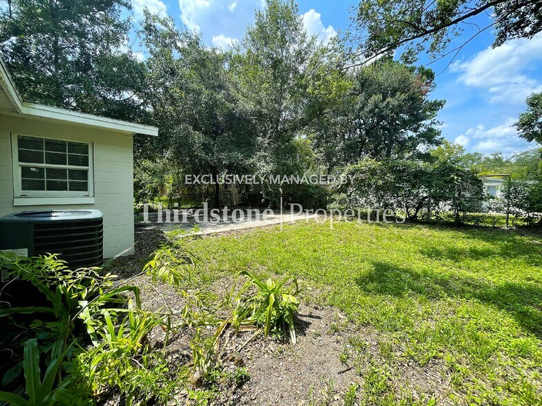 Building Photo - 7007 Red Robin Dr